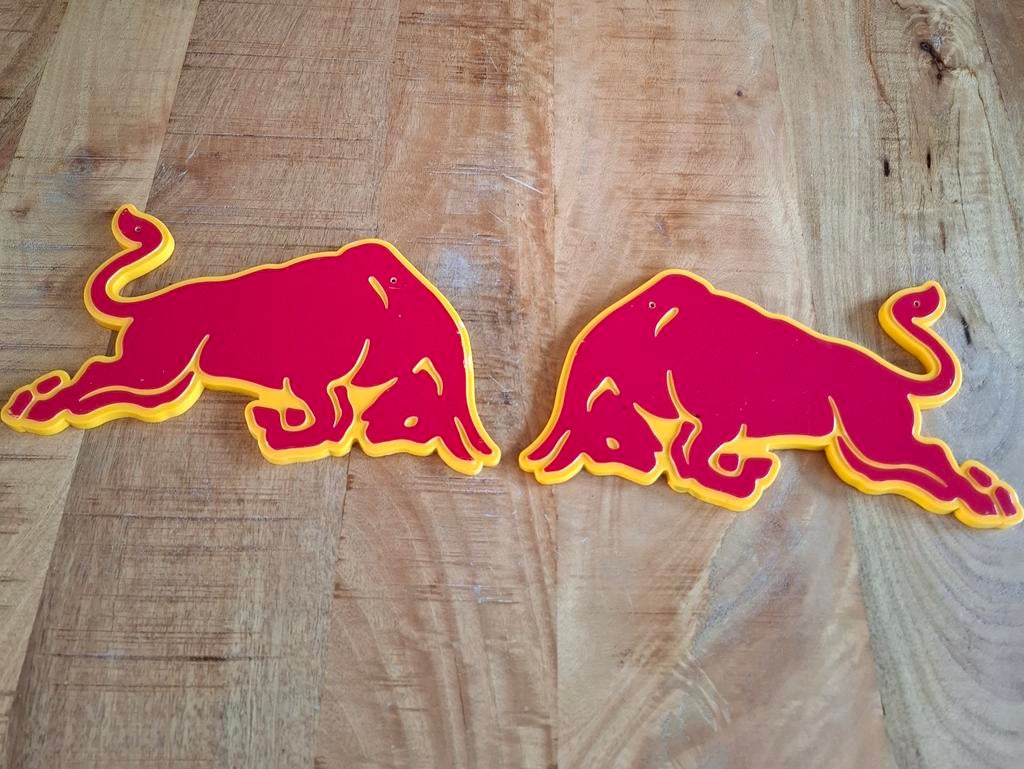 2 kunststof Red Bull logo's, Ophalen of Verzenden, Gebruikt, Reclamebord