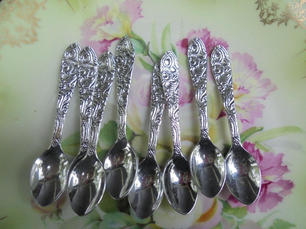 8 Kleine zilverkleurige lepeltjes sierlijk bewerkt, Ophalen of Verzenden