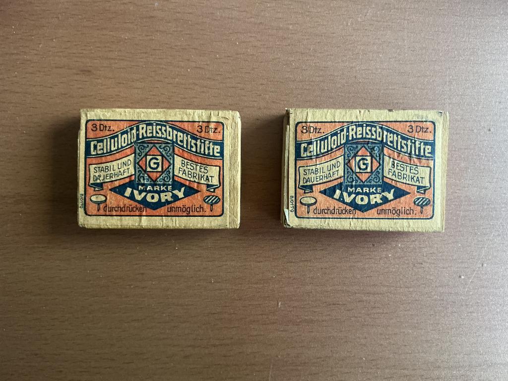 2 zeer oude doosjes van het merk Ivory met punaises Uniek, Ophalen of Verzenden, Zo goed als nieuw