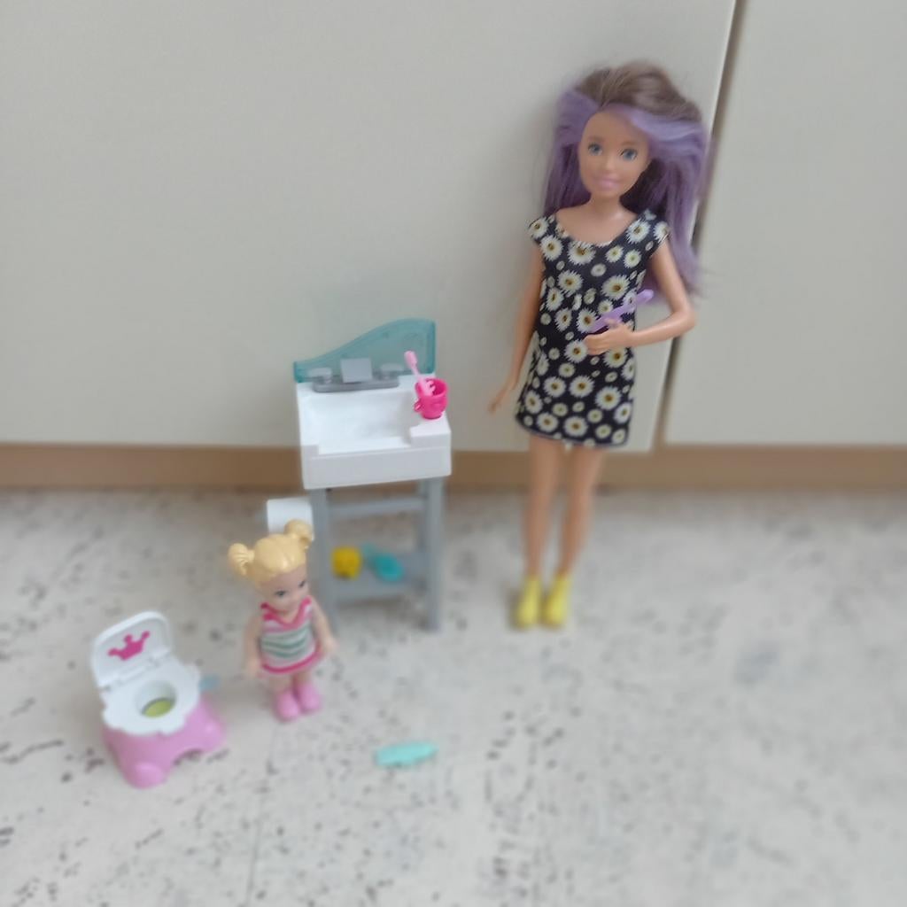Barbie babysitter met kind, wastafel en potje, Ophalen of Verzenden