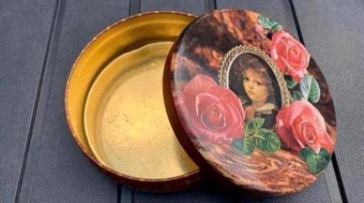 Rond blikje met gezichtje en rozen. Drsn.13 cm. H. 4,5 cm., Verzamelen, Blikken, Ophalen of Verzenden, Zo goed als nieuw, Overige