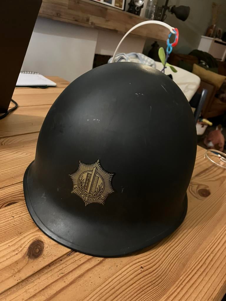 Oude helm Nederlandse politie vigilat ut quiescant, Verzamelen, Ophalen of Verzenden, Overige soorten, Nederland, Helm of Baret
