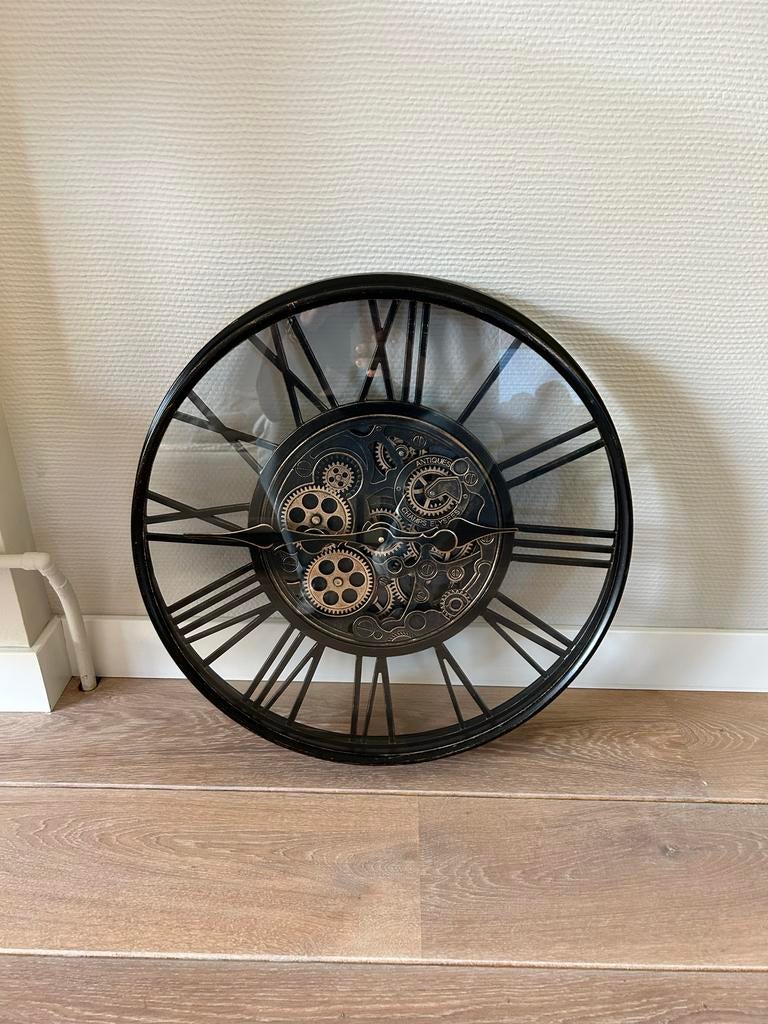 Industriële Klok met Draaiende Tandwielen - Zwart Metaal, Ophalen of Verzenden, Zo goed als nieuw, Wandklok