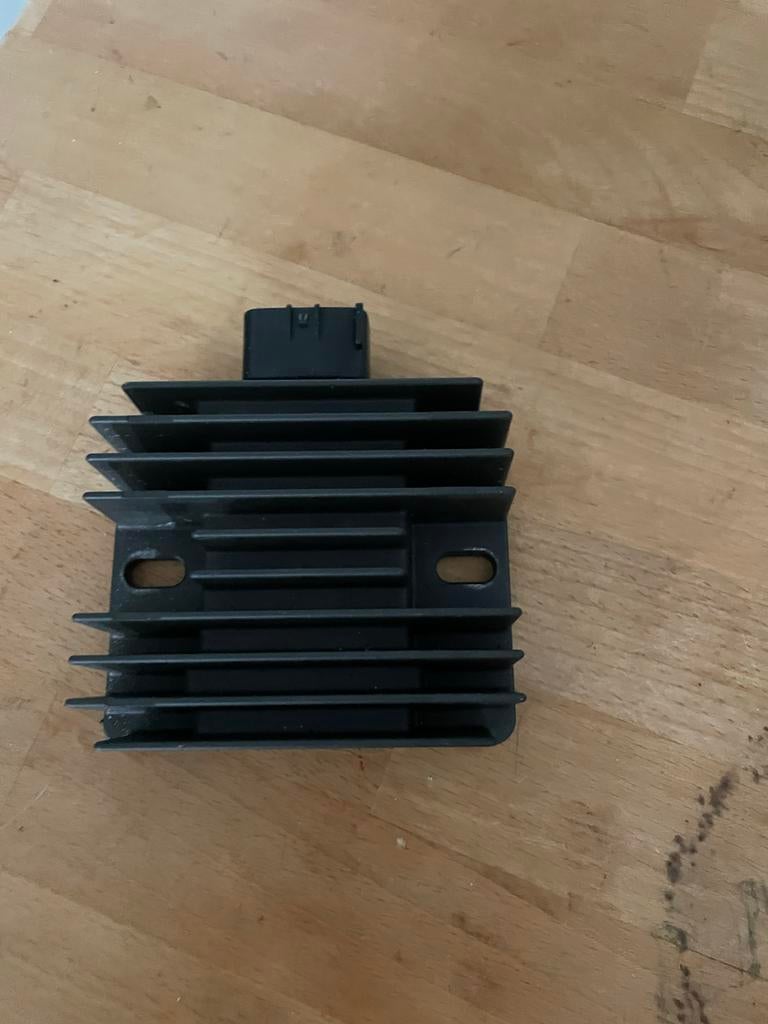 Spanningsregelaar Suzuki Burgman 400 SH810AA, Motoren, Ophalen of Verzenden, Gebruikt