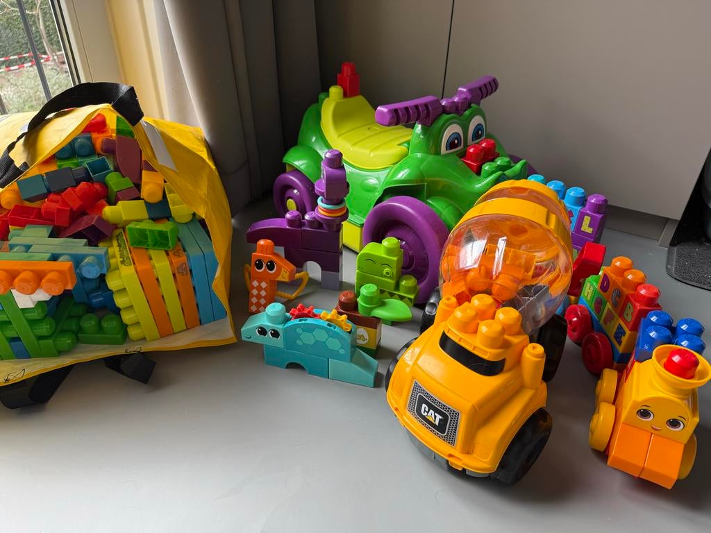 Grote set Mega Bloks speelgoed met oa loopauto en trein, Kinderen en Baby's, Speelgoed | Bouwstenen, Zo goed als nieuw, Megabloks
