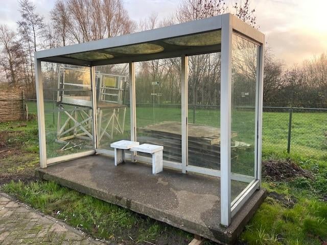 abri, rookhok, rookruimte, bushalte, overkapping, dug-out, Verzenden