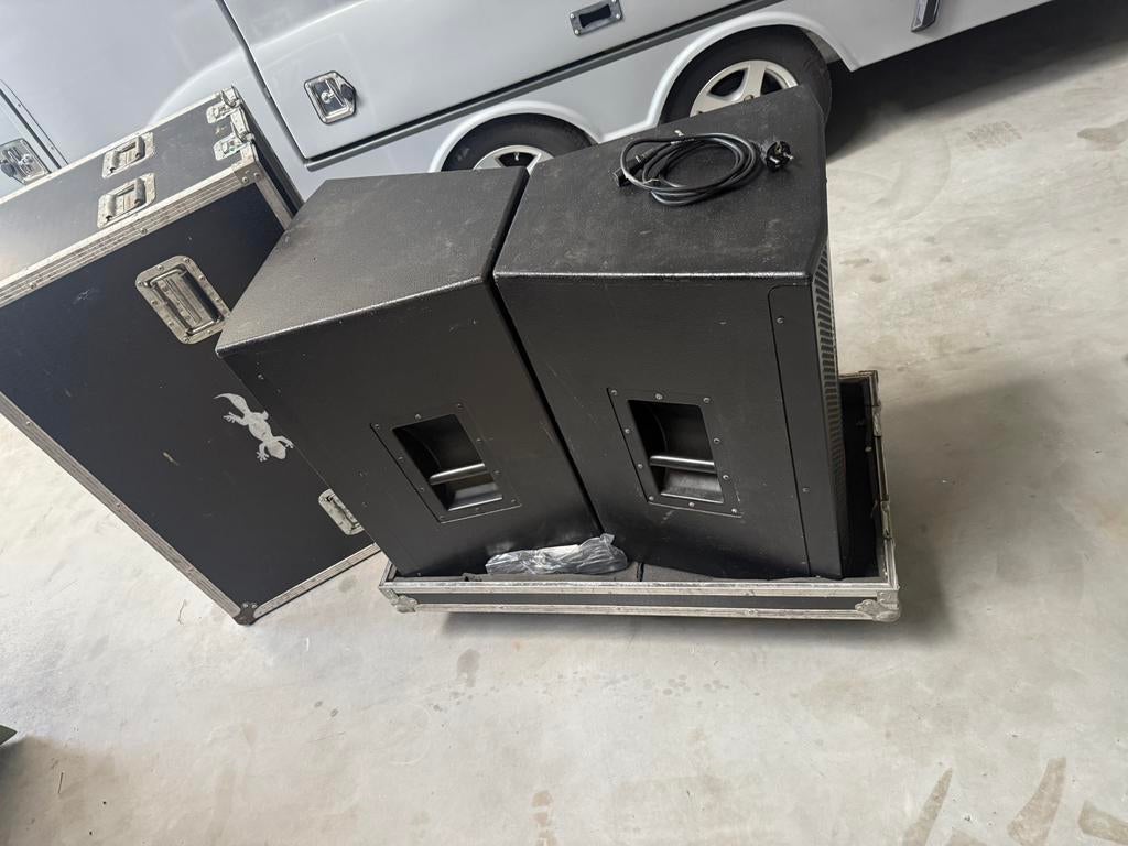 Flightcase voor 2 x 15” speakers, Zo goed als nieuw, 120 watt of meer, Front, Rear of Stereo speakers, Ophalen