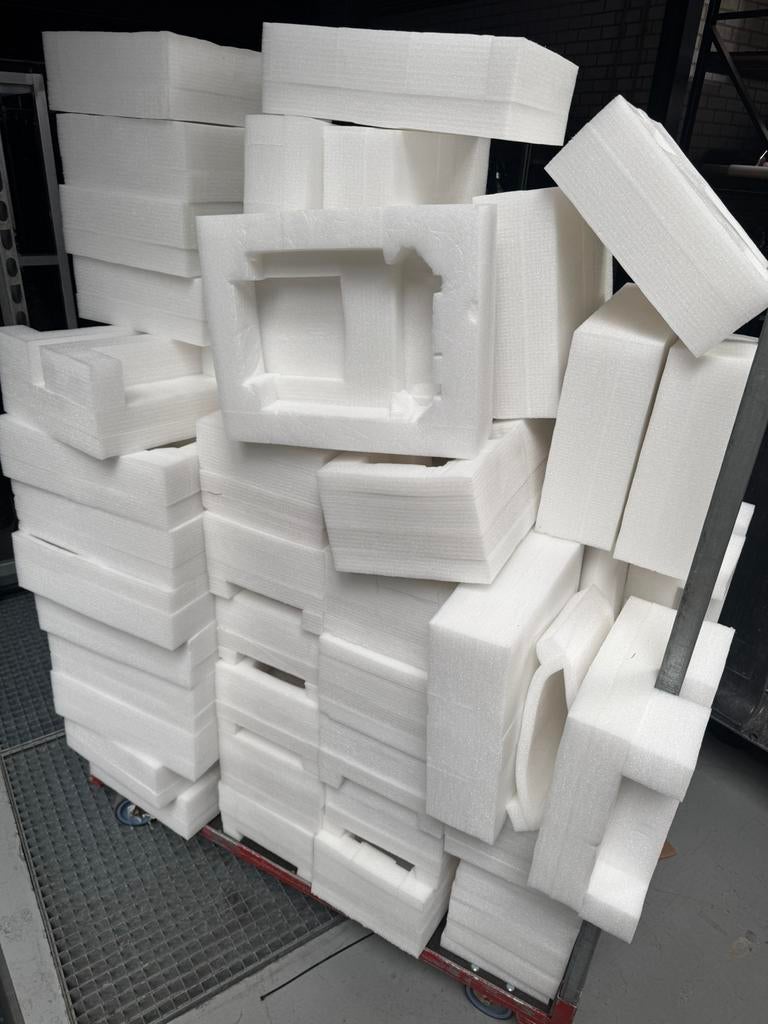 Kar vol met schuim, Doe-het-zelf en Verbouw, Kratten en Dozen, Ophalen, Doos, 100 cm of meer, 60 cm of meer