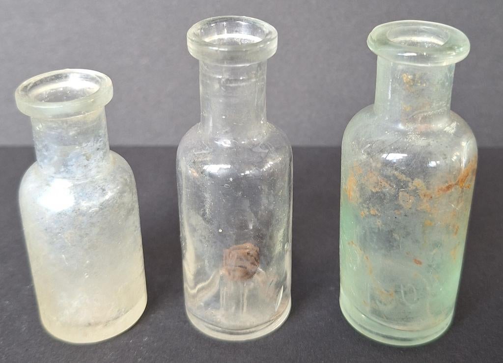 3 kleine oude medicijnflesjes - Adv S 441, Antiek en Kunst, Antiek | Overige Antiek, Ophalen of Verzenden