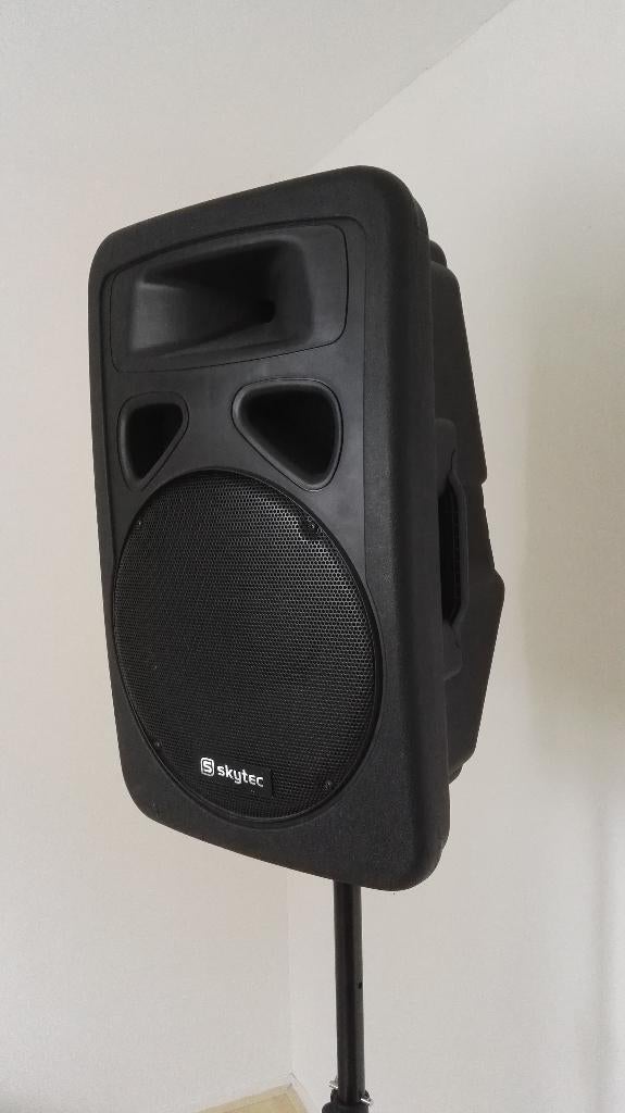 Skytec PA speaker met ingebouwde versterker en standaard, Ophalen, Zo goed als nieuw, 500 tot 1000 watt, Monitor(versterker)