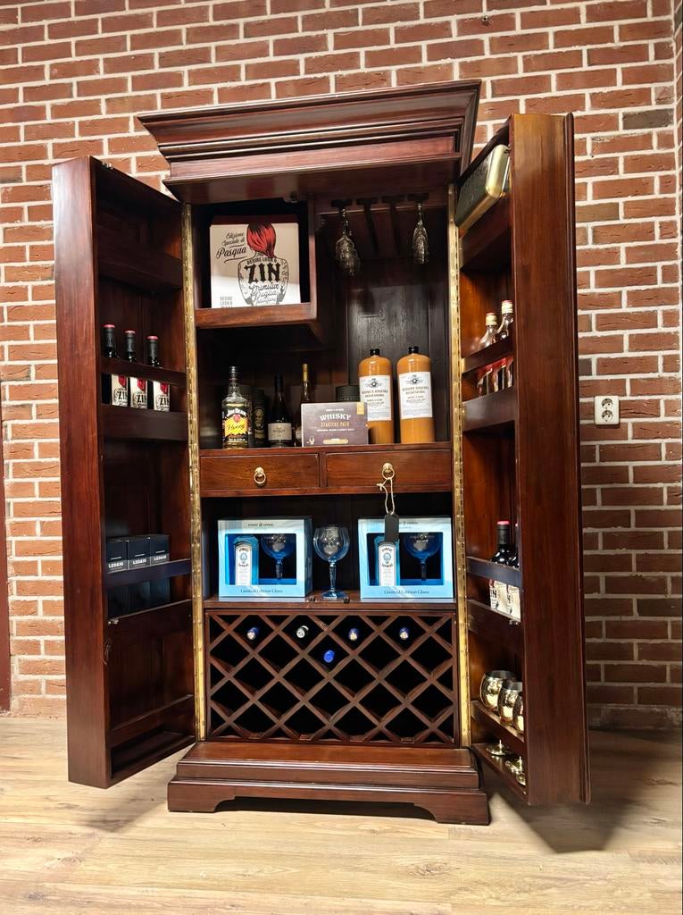 Luxe Barkast Drankenkast met Kluisdeuren en Wijnrek, Ophalen, Info@chesterfieldjunkie.nl, Zo goed als nieuw, Chesterfield