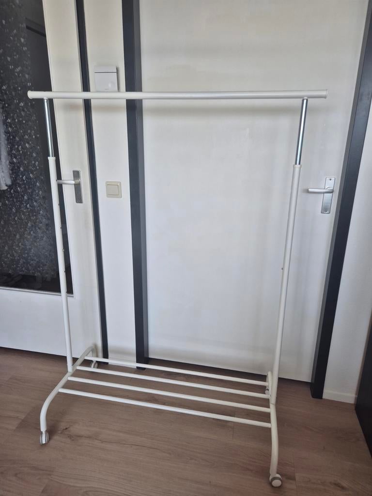 IKEA RIGGA Kledingrek - Verstelbaar en Verrijdbaar, Ophalen, Met wielen, Zo goed als nieuw