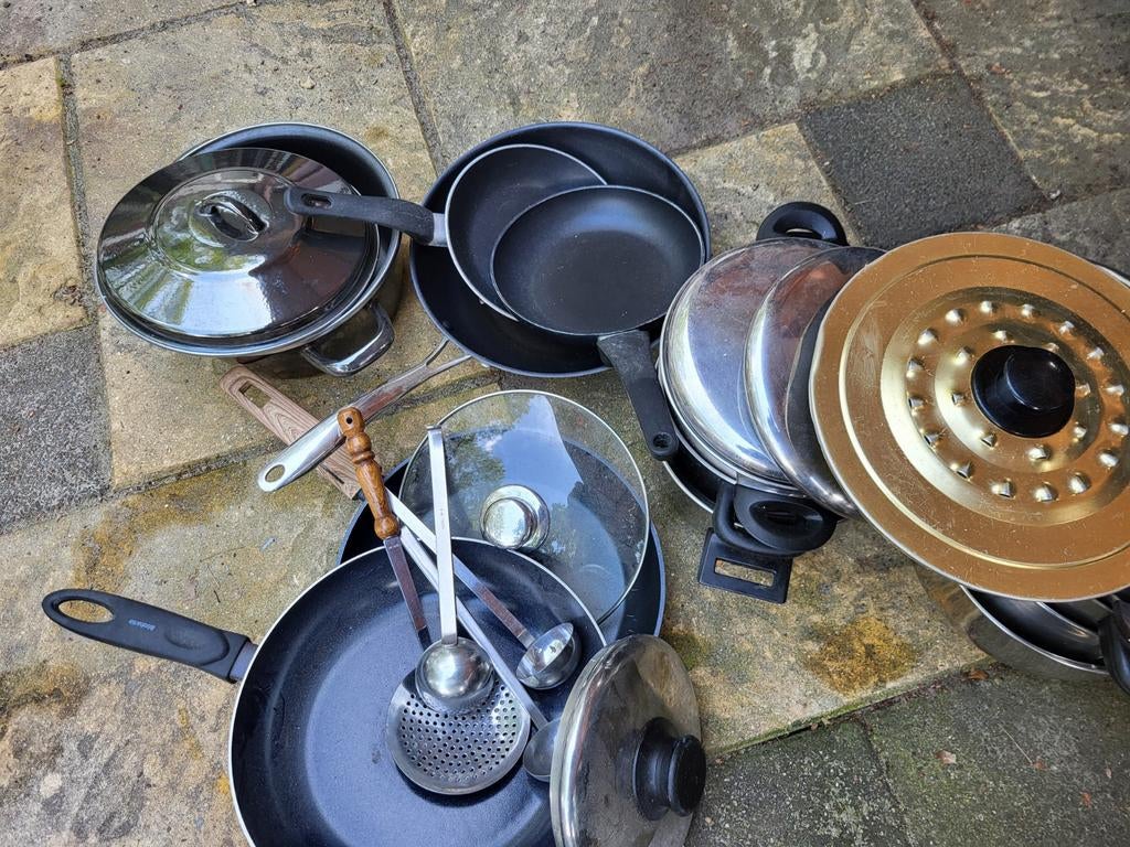 Diverse kookpotten en bakpannen, Ophalen, Gebruikt, Rvs, Pannenset
