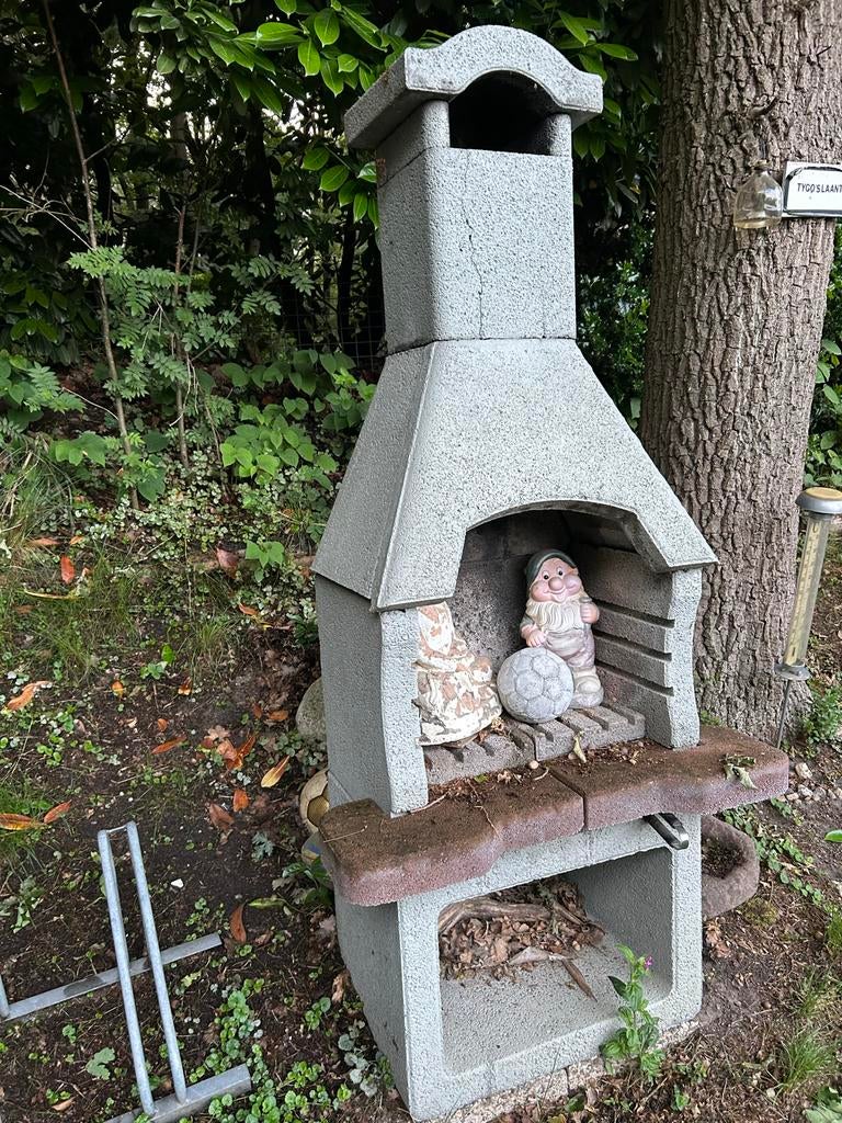 Betonnen BBQ met schoorsteen - Ideaal voor de tuin, Ophalen, Gebruikt