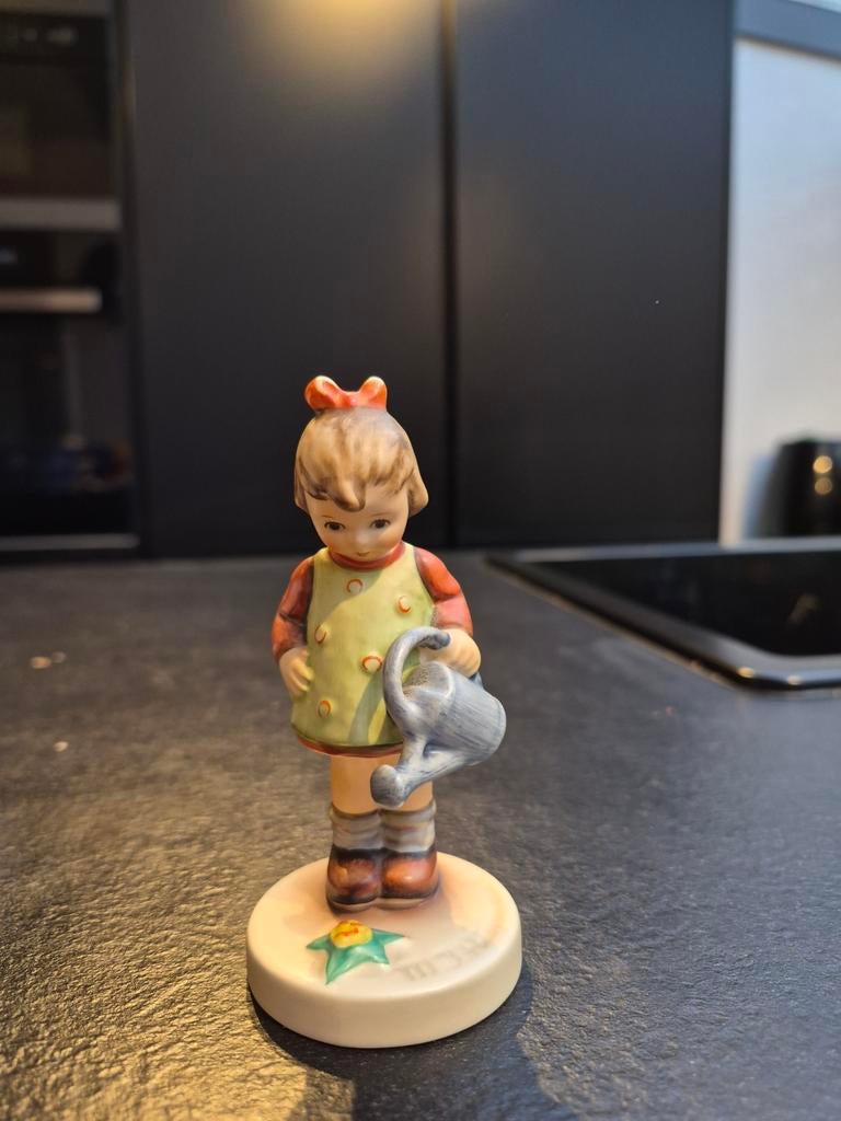 Hummel beeldje meisje met gieter, Ophalen of Verzenden