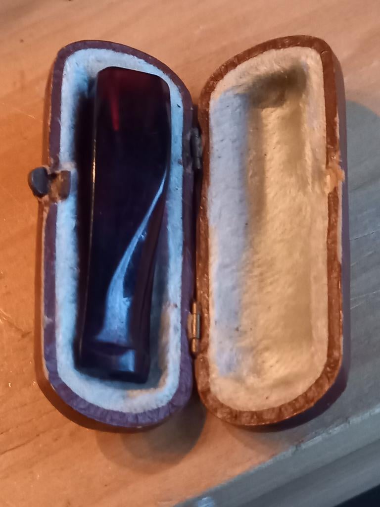 PRACHTIG OUD SLANGEN LEREN ETUI MET ROOD TRANSPARANTE SIGARE, Ophalen of Verzenden