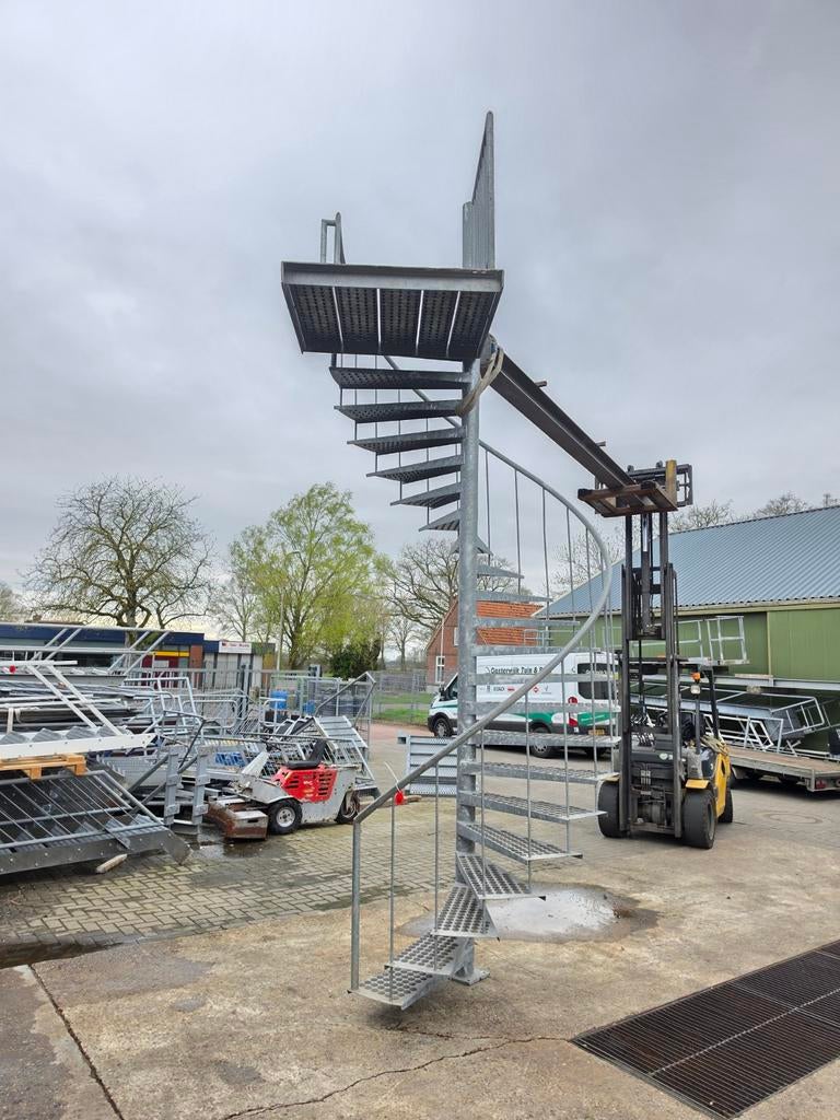 Stalen wenteltrap met bordes gegalv hoog 4,2mtr nor039, Ophalen, Zo goed als nieuw, Trap, 4 meter of meer