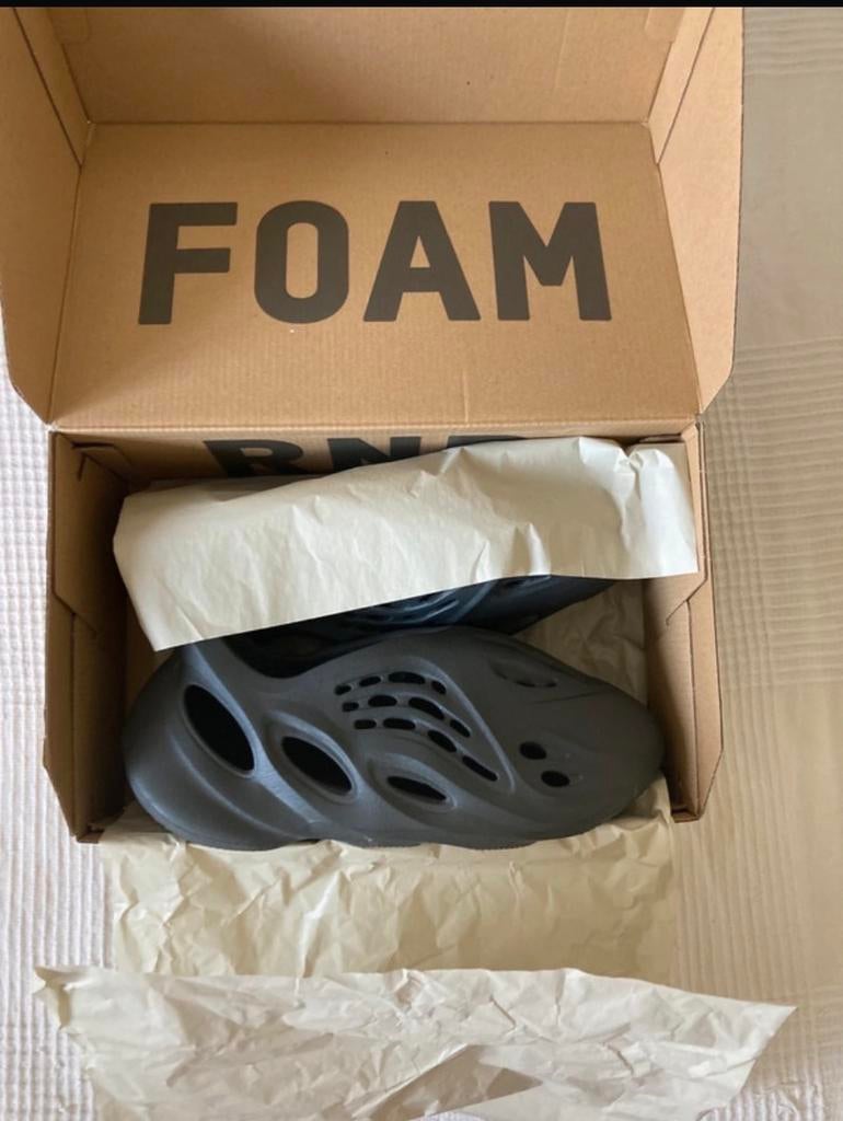 Yeezy Foam Runner Onyx - Maat 44.5, Kleding | Dames, Schoenen, Verzenden, Nieuw, Zwart, Slippers