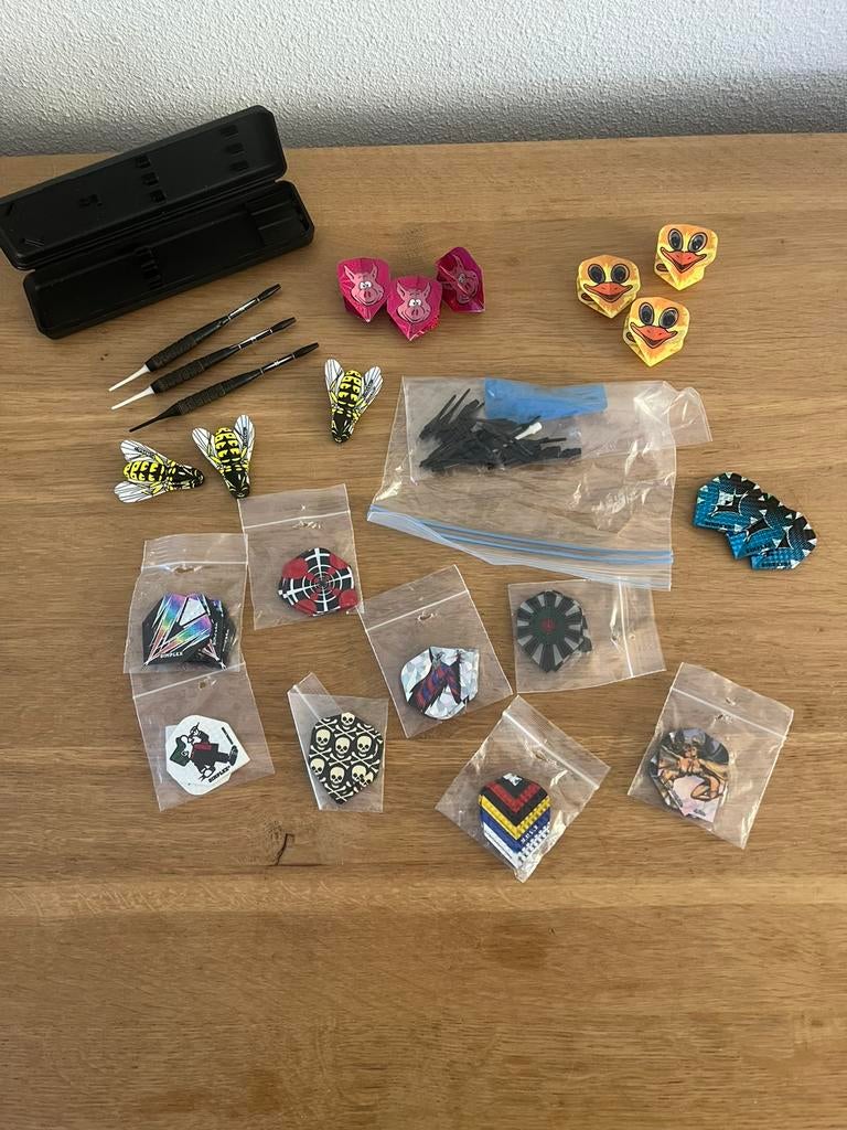 Dartpijlen, kunststof puntenen diverse flights, Ophalen of Verzenden, Gebruikt, Pijlen
