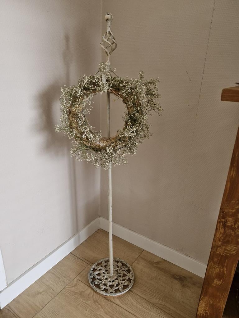 Mooie kransstandaard met krans, Huis en Inrichting, Woonaccessoires | Kransen, Ophalen of Verzenden, Gebruikt