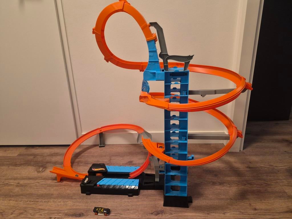 Hot Wheels wolkenkrabber inclusief 2 auto's, Kinderen en Baby's, Speelgoed | Racebanen, Racebaan, Ophalen of Verzenden, Zo goed als nieuw