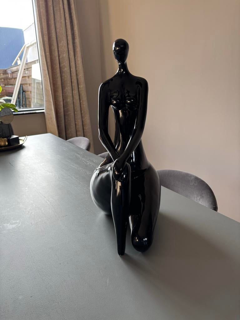 Zwart vrouwen beeld, Ophalen