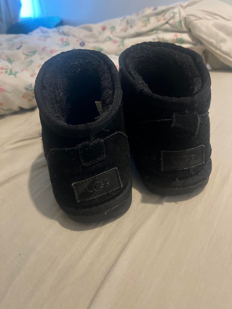 Ugg mini zwart maat 39, Kleding | Dames, Schoenen, Ophalen of Verzenden, Gedragen, Zwart, Lage of Enkellaarzen