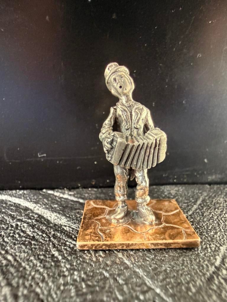 Zilver 925 beeldje muzikant op bronzen voet, Verzenden, Zilver
