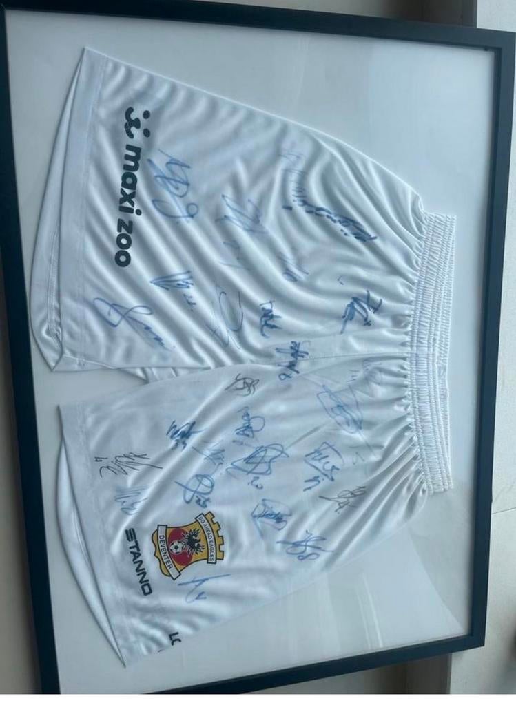 Gesigneerde Go Ahead Eagles short in lijst, Maat M, Ophalen of Verzenden, Zo goed als nieuw, Broek