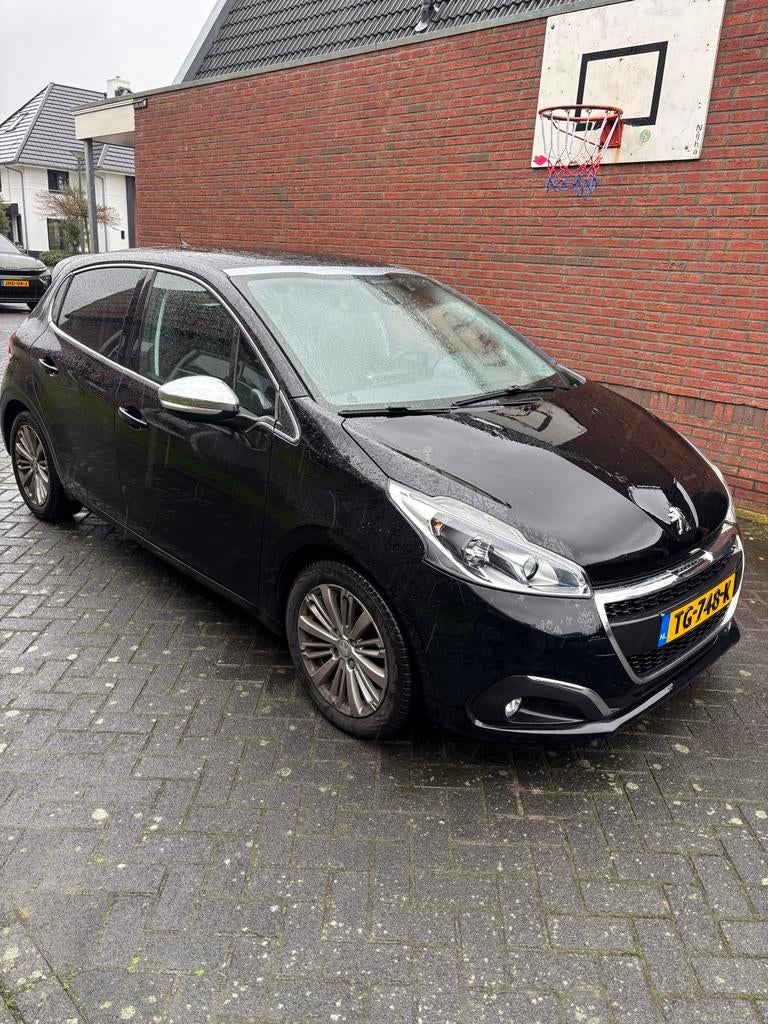 Peugeot 208 1.2 VTI 81KW/110PK 5-D 2018 Zwart, Auto's, Voorwielaandrijving, Euro 5, Stof, 40 €/maand