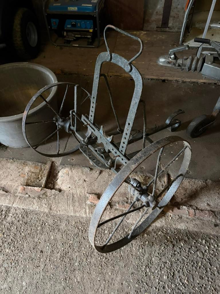 Oude agrarische werktuigen, eiken gebinten, oude stalramen, Ophalen