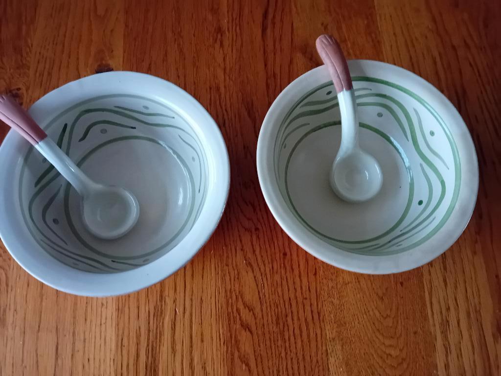 2 terra cotta schaaltjes met stenen lepels / schaal / Nieuw, Ophalen of Verzenden, Overige stijlen, Aardewerk, Schaal of Schalen