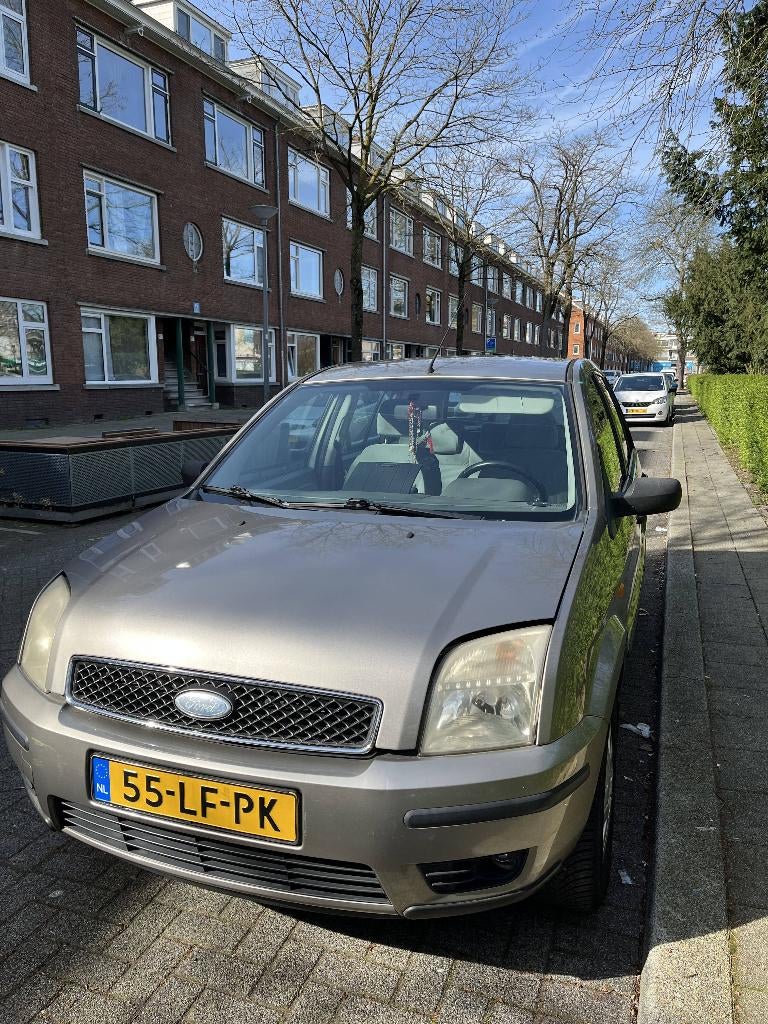 Ford Fusion 1.6 16V 2002 Grijs, Voorwielaandrijving, 1596 cc, 100 pk, 49 €/maand