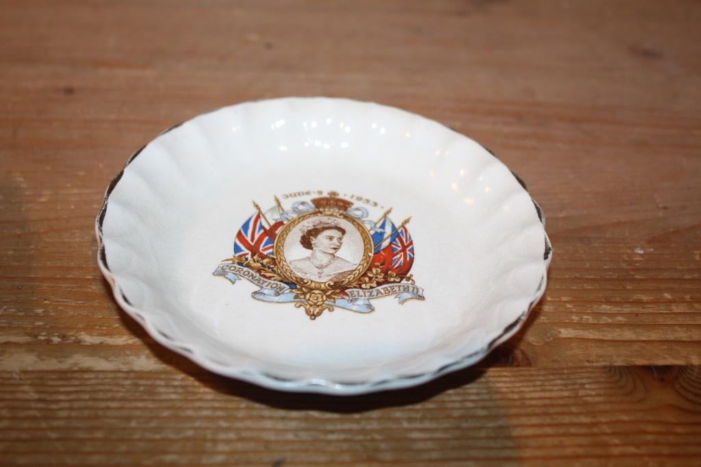Kroning Elisabeth 2 in 1953  schaaltje, Ophalen of Verzenden, Servies