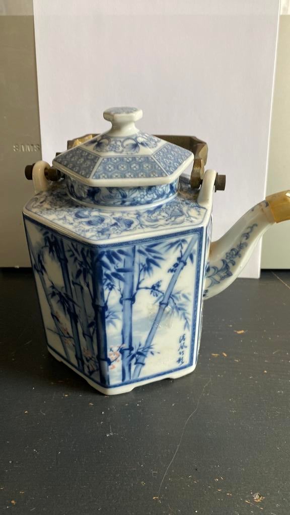 Hexagonal Porcelain Teapot With Brass HandleMade in Tokyo, Antiek en Kunst, Ophalen of Verzenden