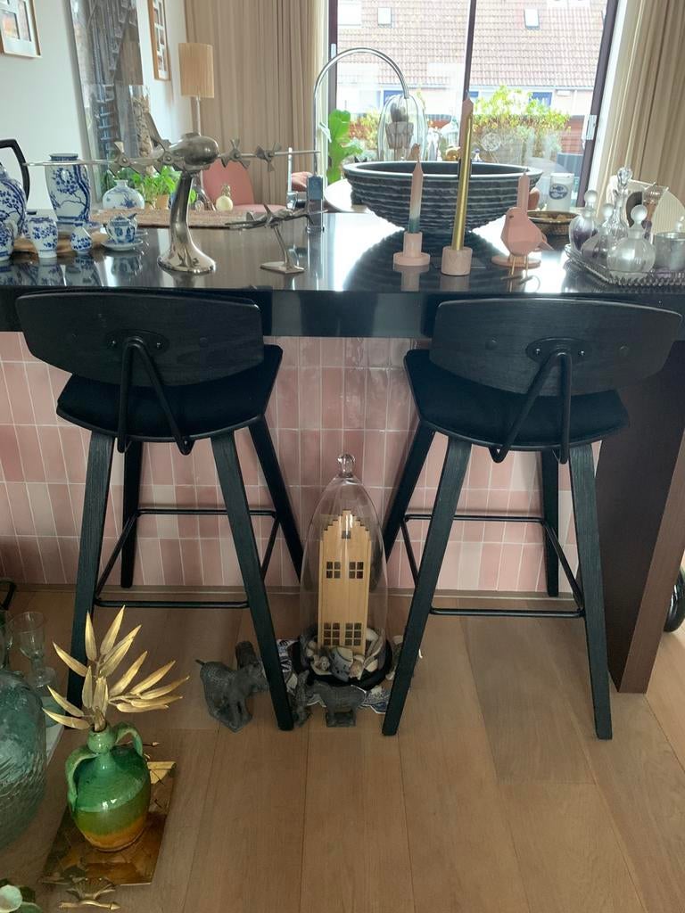 Set WOOOD barkrukken model Senn met fluwelen  kussen € 80,-, 2 krukken, Ophalen, Zo goed als nieuw, 60 tot 90 cm