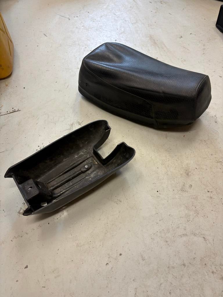 Tomos zadel met onderbak voor accu of gereedschap, Ophalen of Verzenden, Gebruikt, Zadel, Tomos