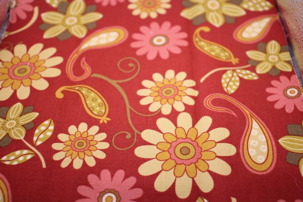 Quilt Coupon 100% katoen - rood / geel bloemen paisley #3915, Nieuw, Ophalen of Verzenden, 30 tot 120 cm, Katoen