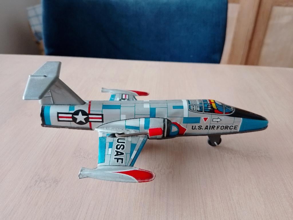 Blikken speelgoed vliegtuig U.S Air Force made in Japan, Antiek en Kunst, Antiek | Speelgoed, Ophalen of Verzenden
