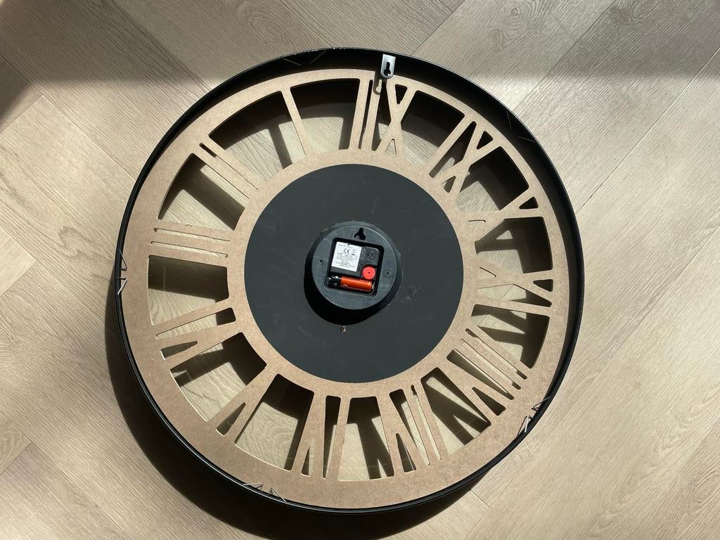 Grote Wandklok met Romeinse Cijfers en Tandwielen, Huis en Inrichting, Ophalen of Verzenden, Zo goed als nieuw, Analoog, Wandklok