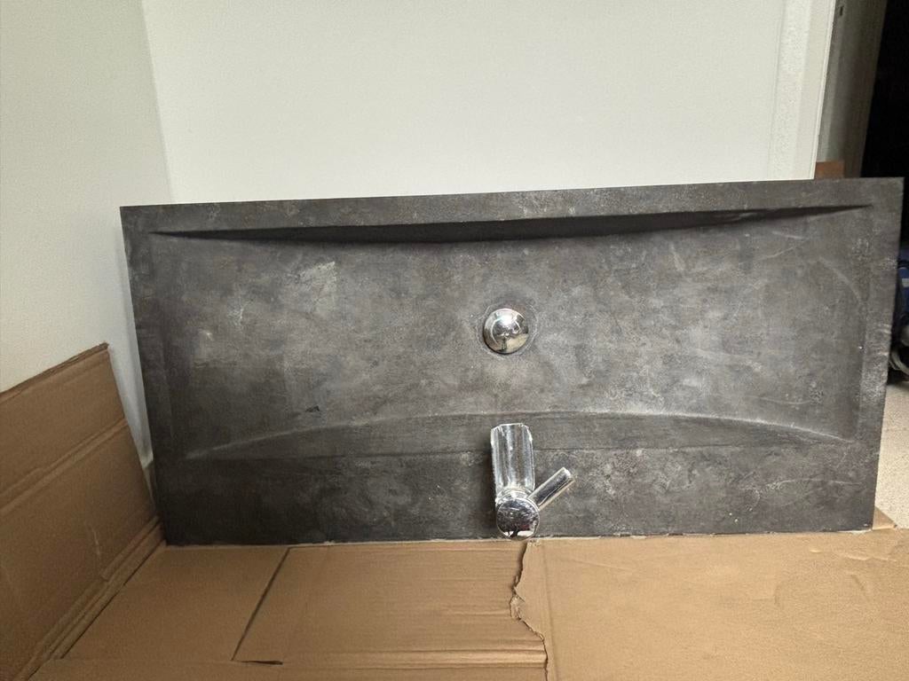 Robuuste natuurstenen wasbak - zwaar en stijlvol, Huis en Inrichting, Badkamer | Badkamermeubels, Gebruikt, Wasbak of Wastafel