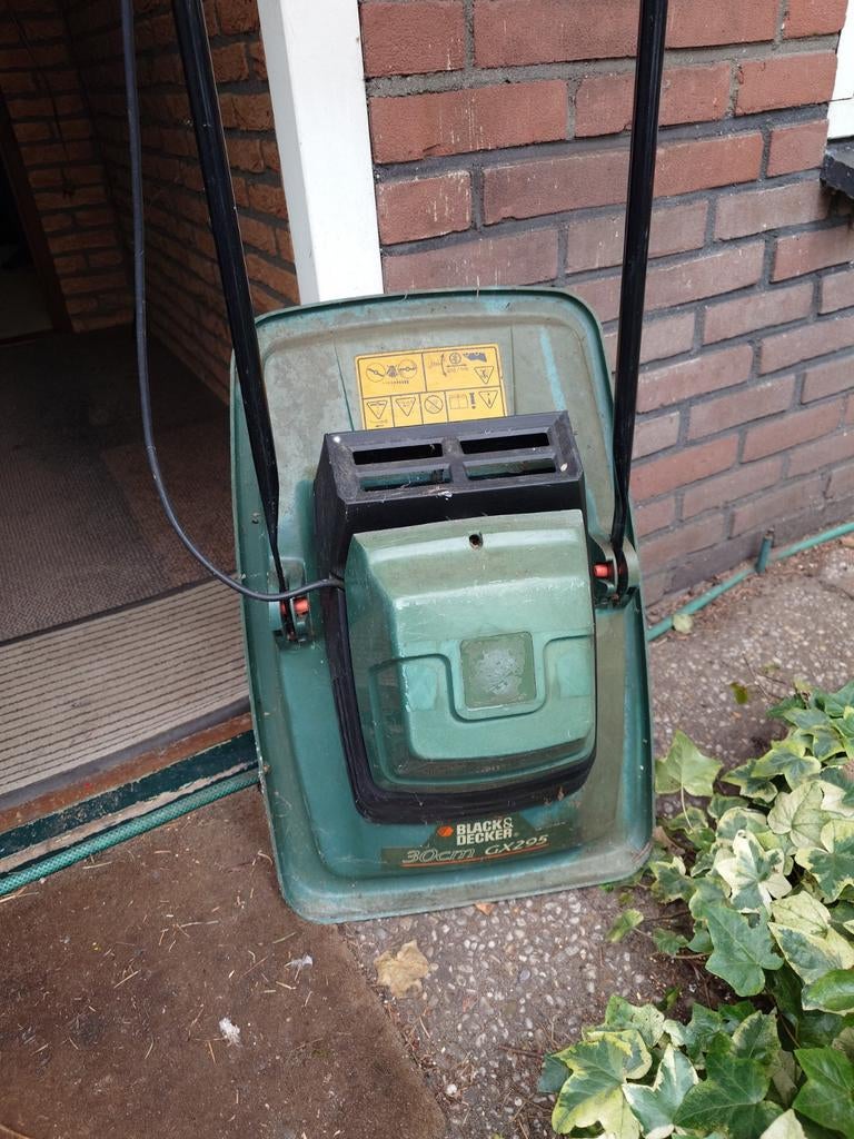 Elektrische grasmaaier. Werkend., Ophalen, Gebruikt