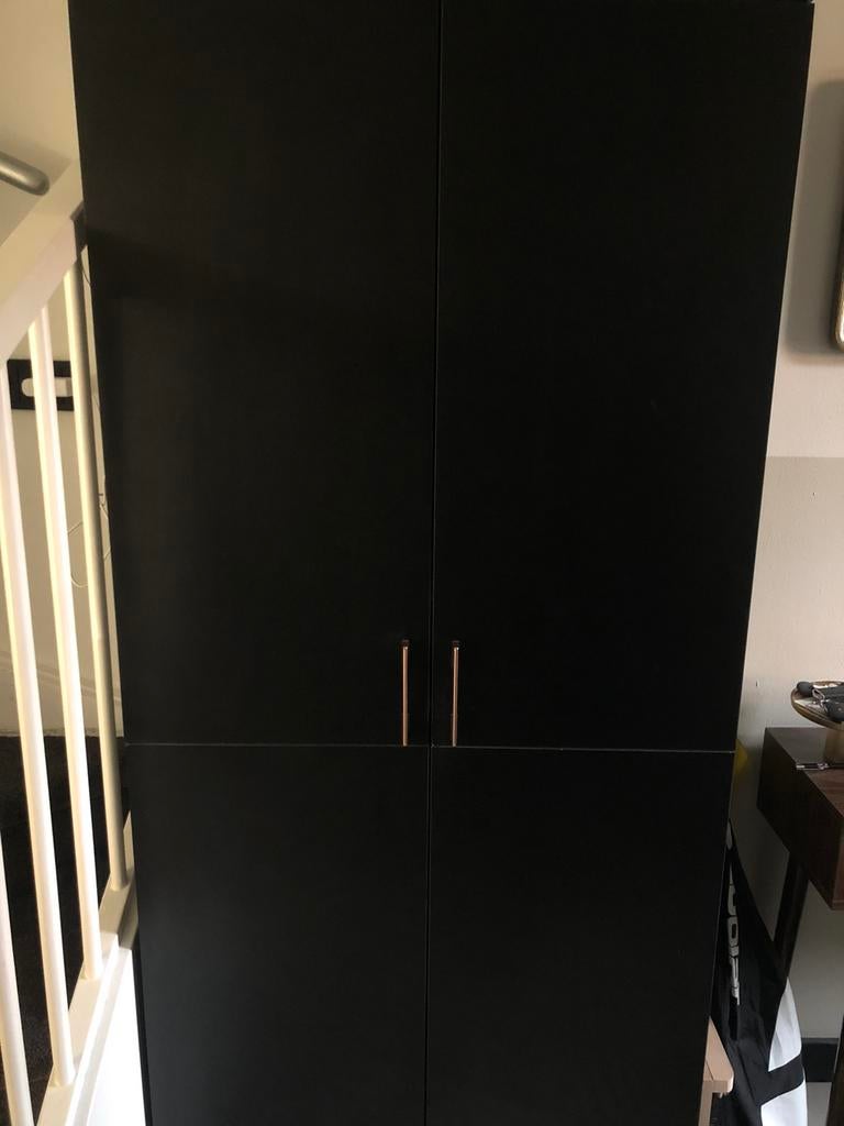 Zwarte hoge kast, schoenenkast met rosé goud handgrepen, Ophalen, Zo goed als nieuw, Minder dan 150 cm, 150 tot 200 cm