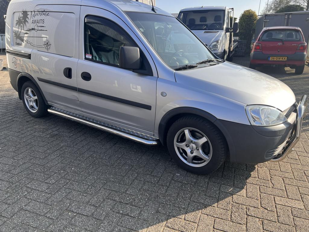 Opel Combo Sidebars met aluminium trede
