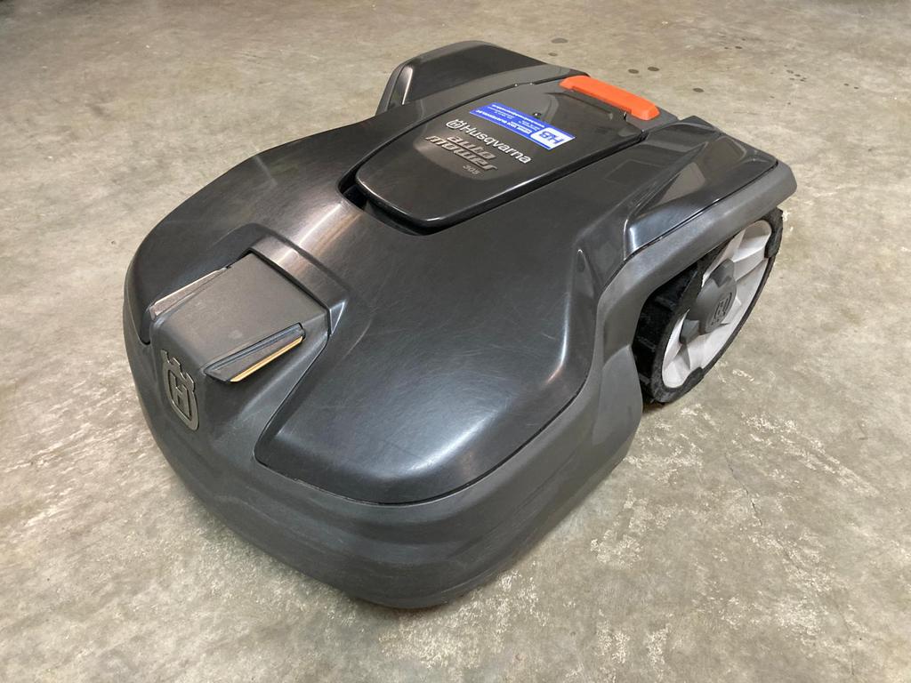 Husqvarna Automower 305, inclusief laadstation en huisje, Ophalen, Zo goed als nieuw, 20 tot 25 cm, Bestuurbaar via app