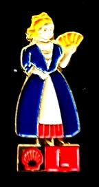 Shell- Luxemburg klederdracht pin, Verzamelen, Verzenden, Nieuw, Stad of Land, Speldje of Pin