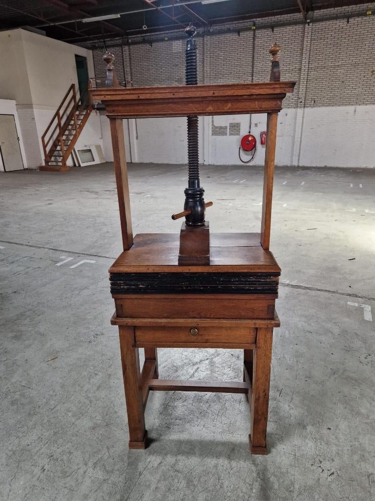 Antieke lakenpers, Ophalen