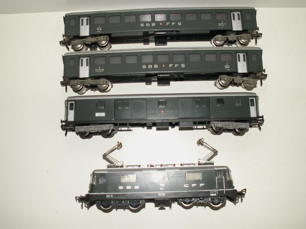 Fleischmann - Zwitserse SBB-FFS treinsetje E-loc + 3 wagons, Gelijkstroom, Fleischmann, Ophalen of Verzenden, Analoog