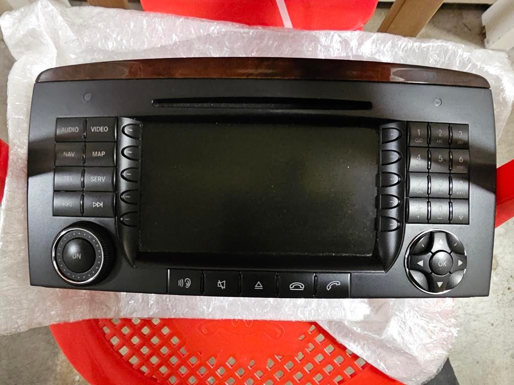 Mercedes-Benz Audio 20 /COMAND head unit het schermgedeelte., Ophalen