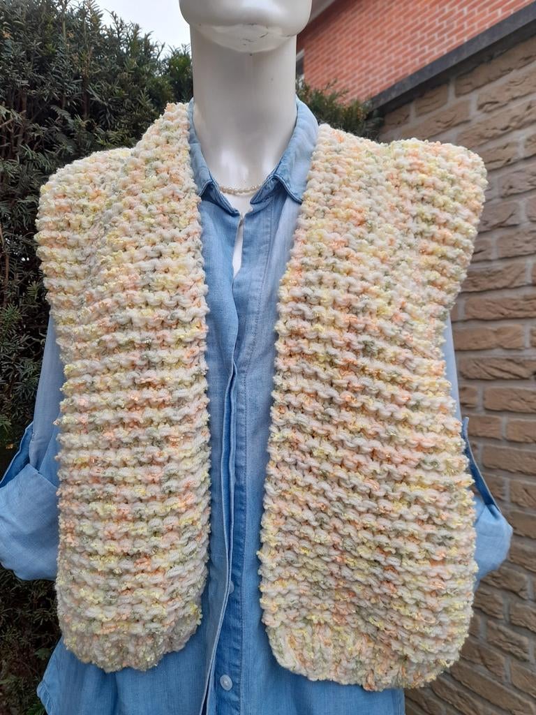 Nieuw handgebreid capsized gemêleerd Gilet model Kiro by Kim, Ophalen of Verzenden, Nieuw, Geel